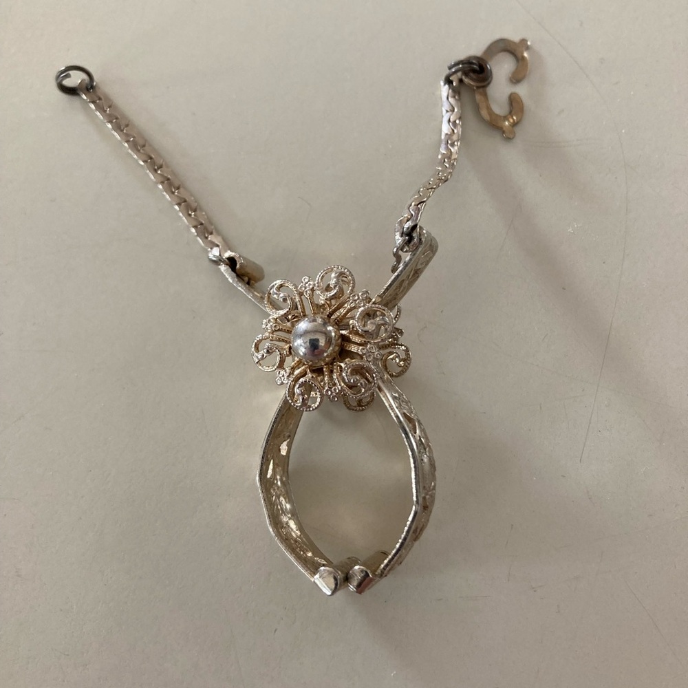 Gold Tone Filigree Flower Glove Clip Holder Purse Accessory Chain Keeper MCM 24K